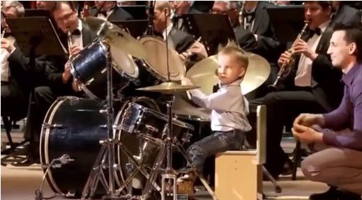 Niño tocando la batería