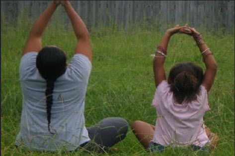 Madre e hija haciendo yoga