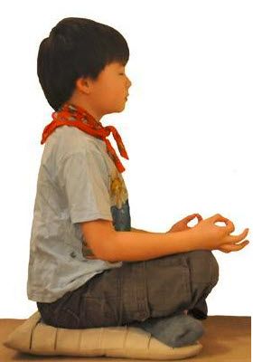 Niño meditando