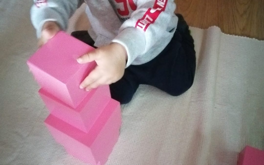 La torre rosa: uno de los materiales más icónicos de la pedagogía Montessori