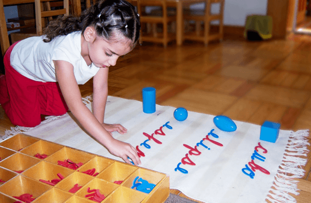 Letras alfabeto móvil grande cursiva minúsculas de madera - Montessori