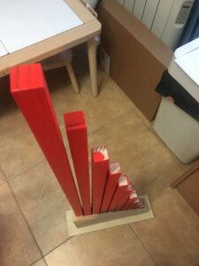 Barras numéricas rojas presentadas de pie. Material Montessori al estilo Hazlo tú mismo (DIY)