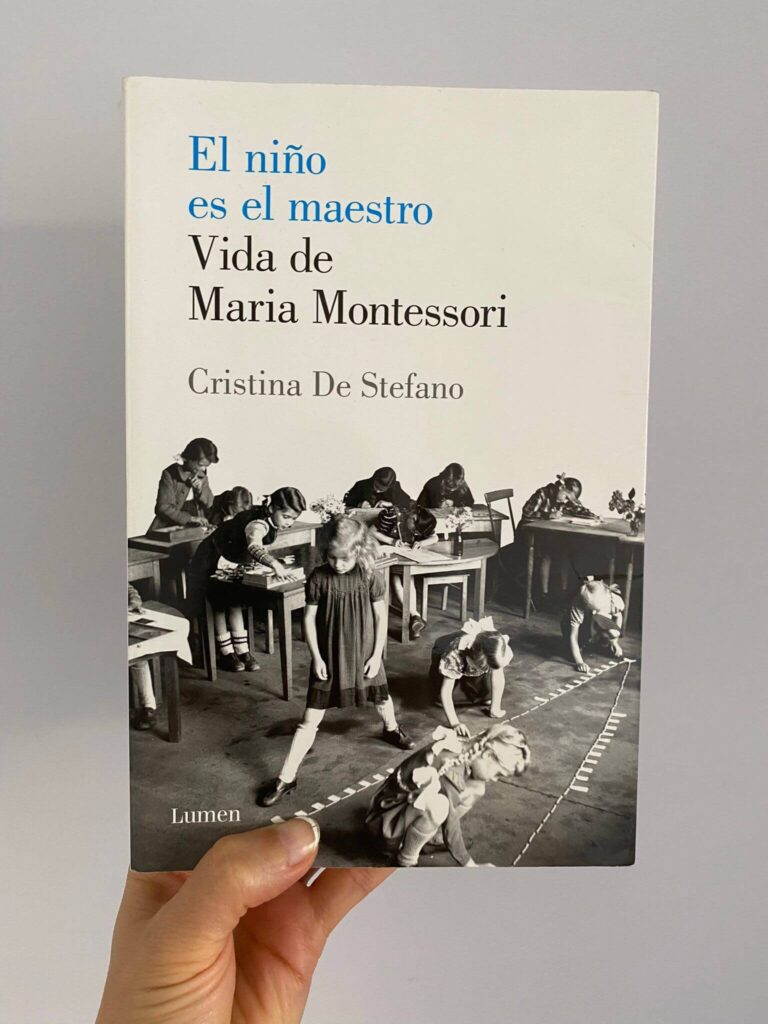 Portada de la biografía de María Montessori "El niño es el maestro. Vida de Maria Montessori" escrito por Cristina de Stefano.