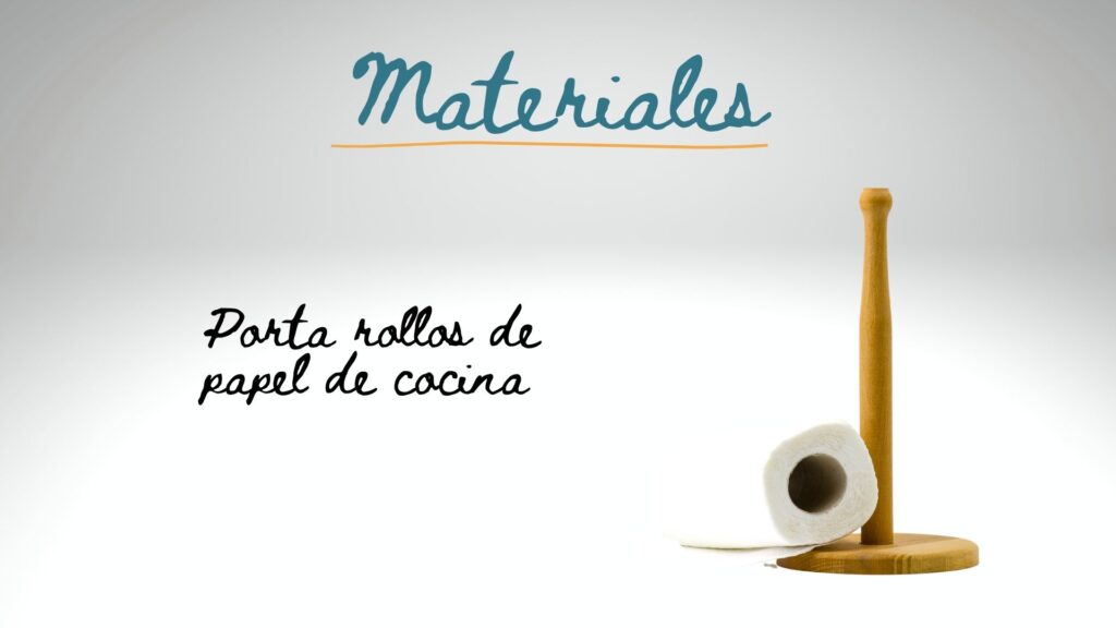 Lo primero que necesitaremos es un portarrollos de cocina para insertar las anillas. Puede ser de madera o de otro material que sea atractivo para el niño.