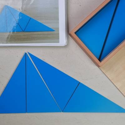 Triángulos azules, material del área de matemáticas en Montessori.
