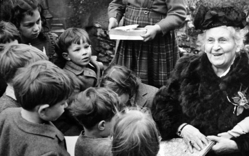 Maria Montessori también desarrolló un sistema pedagógico para que los niños descubriesen la fe