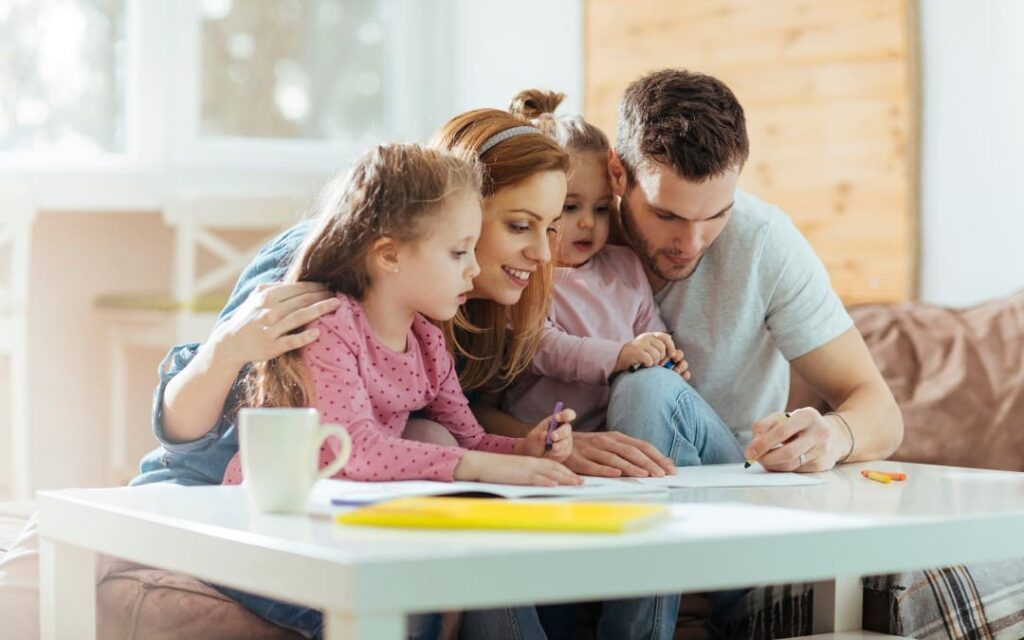 Padres eligiendo colegio para sus hijas. En Tu Guía Montesori te ayudamos a buscar centro educativo para tus hijos.