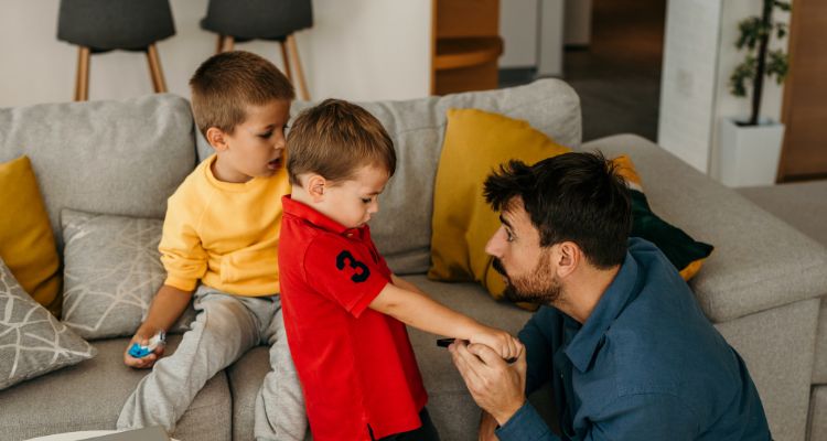 Para que el niño comprenda el significado de la disculpa, debemos enseñarle a reparar el daño.