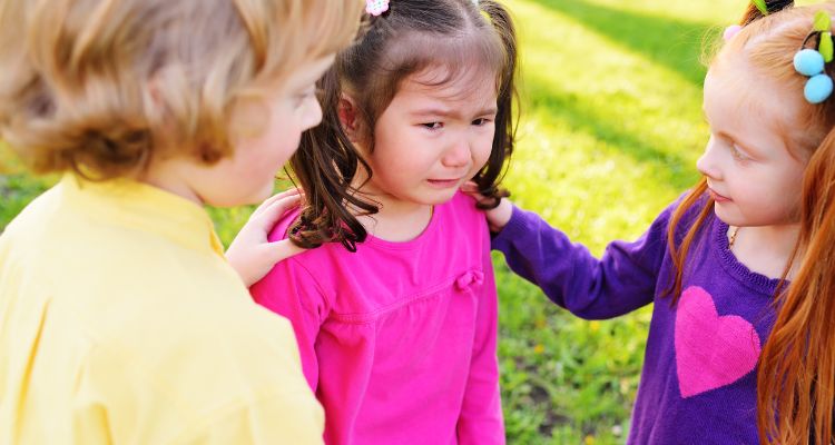 Niña pidiéndole perdón a otra, mostrando empatía con los sentimientos de los demás.