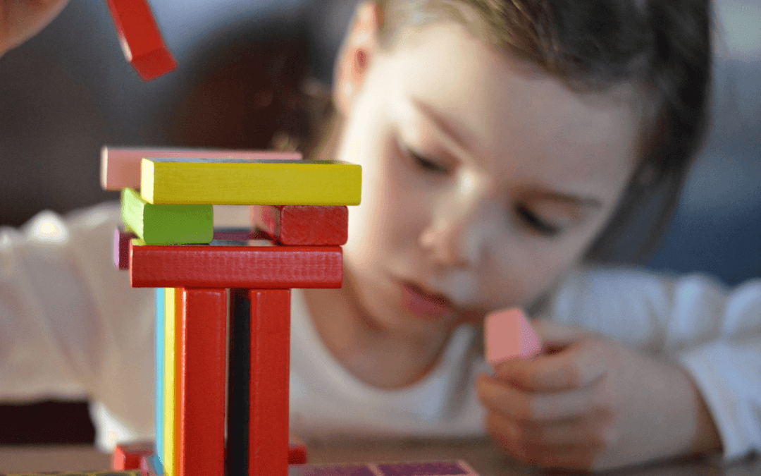 Niña concentrada en una actividad durante su ciclo de trabajo Montessori