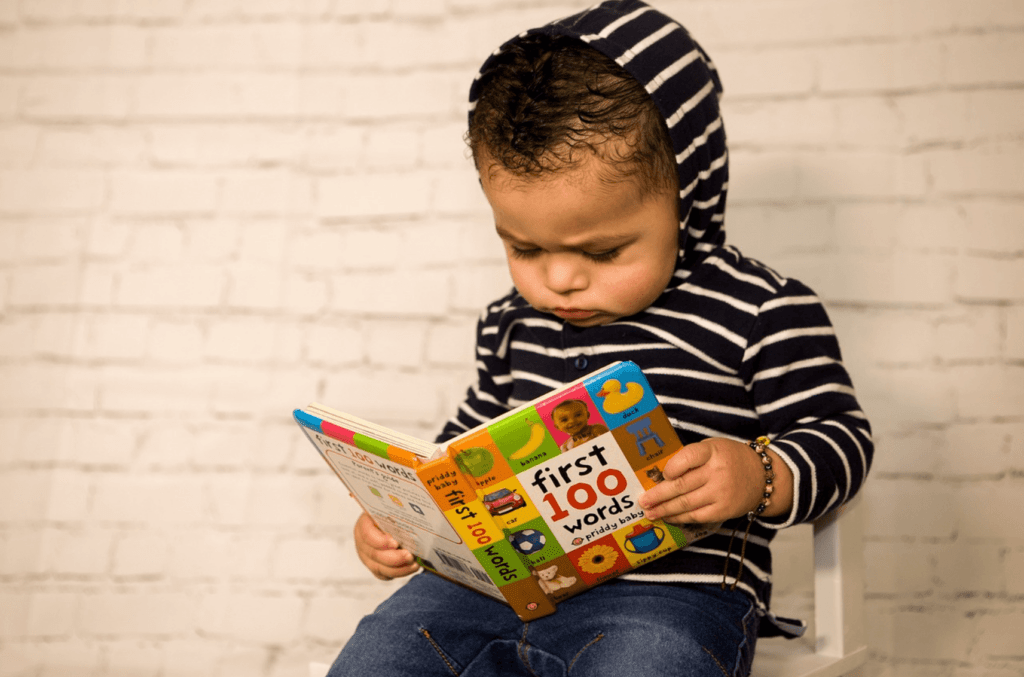Niño leyendo durante su ciclo de concentración y trabajo Montessori