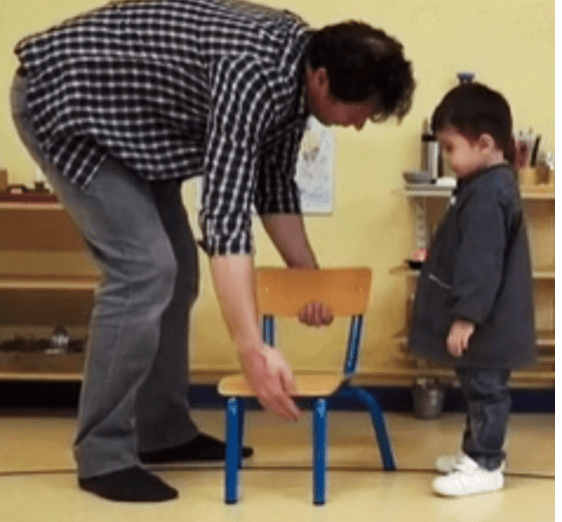 Una mamá pintando con su hijo, que simboliza el desarrollo de competencias en familiares y docentes para ofrecer una mejor educación a los niños gracias al Congreso Internacional Montessori