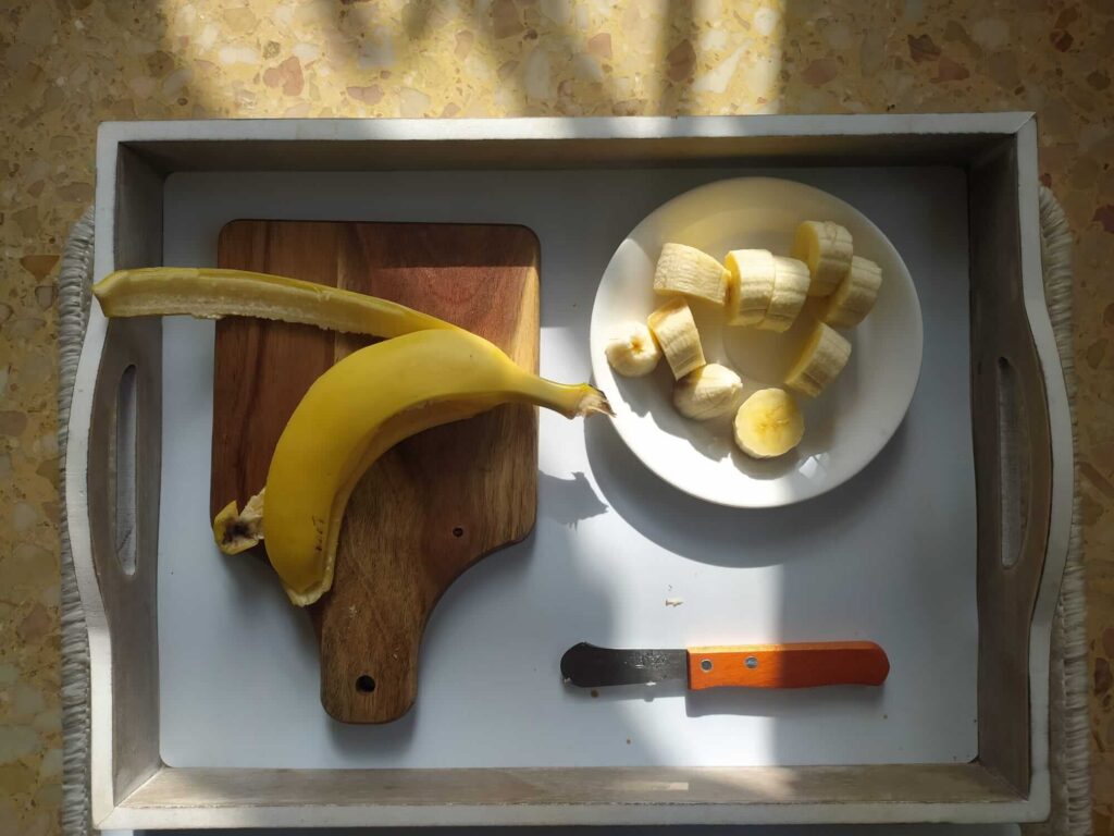 Bandeja plátano cortado.