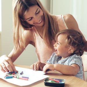 Una mamá pintando con su hijo, que simboliza el desarrollo de competencias en familiares y docentes para ofrecer una mejor educación a los niños gracias al Congreso Internacional Montessori