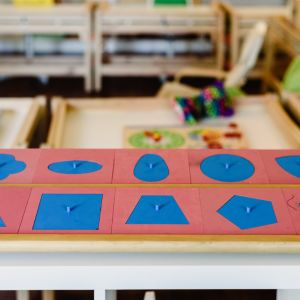 Resaques metálicos que simbolizan la pedagogía Montessori, uno de los ejes temáticos del Congreso