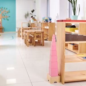 Imagen de un aula Montessori que representa la transformación educativa del sistema.