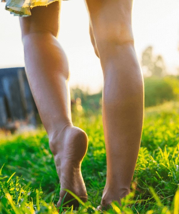 Practica el Earthing, caminar descalzo sobre al hierba