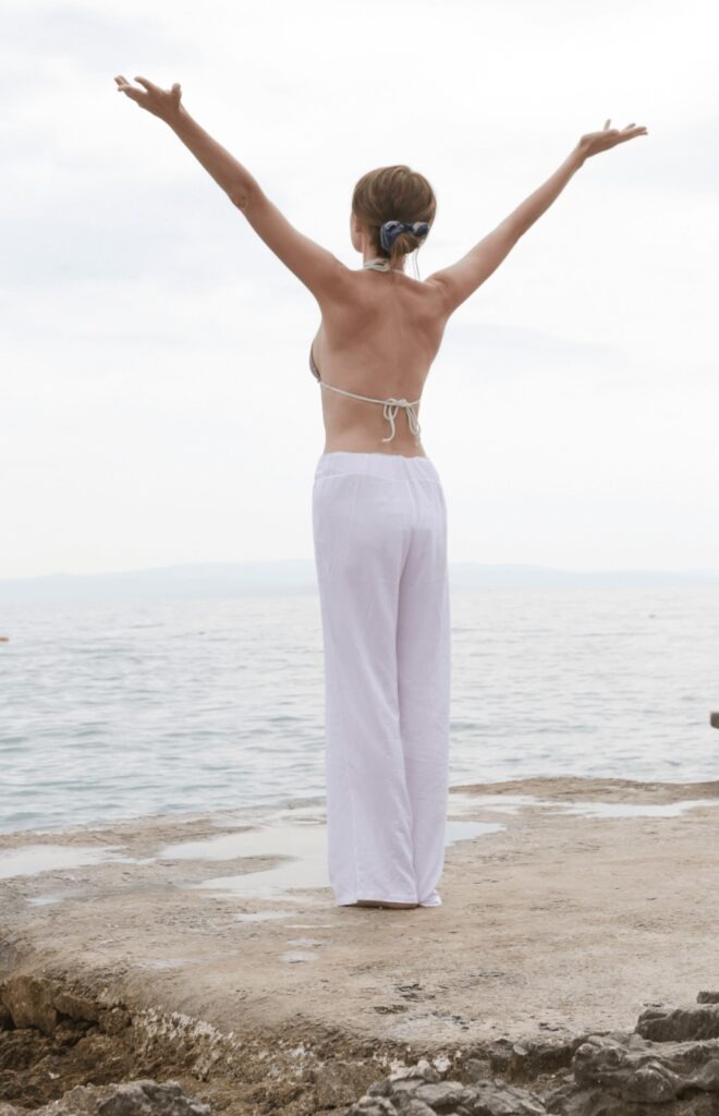 Toma conciencia del momento presente. Mujer respirando mirando al mar