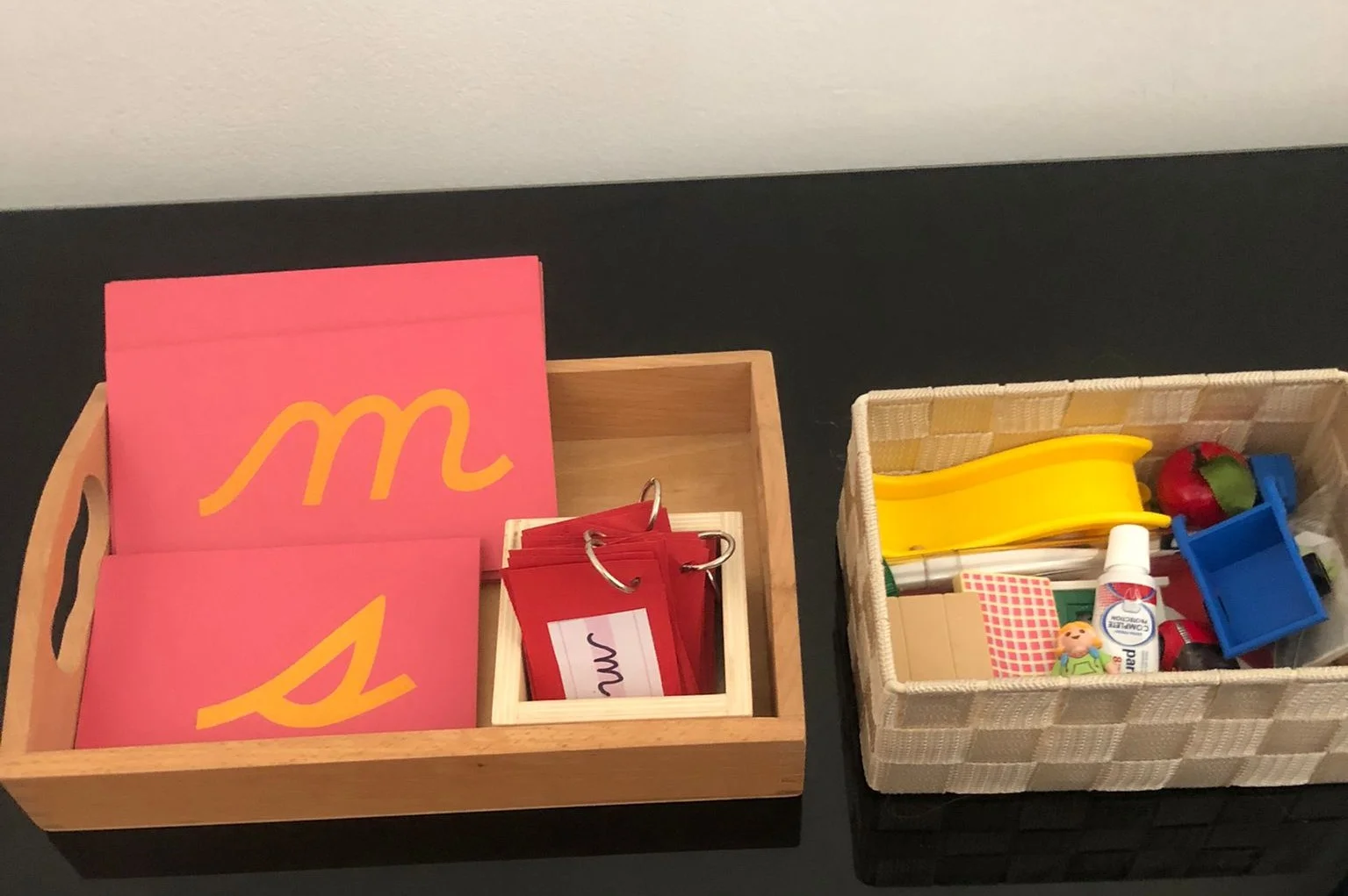 Disposición en bandejas de todo el material necesario para la presentación de las letras de lija Montessori