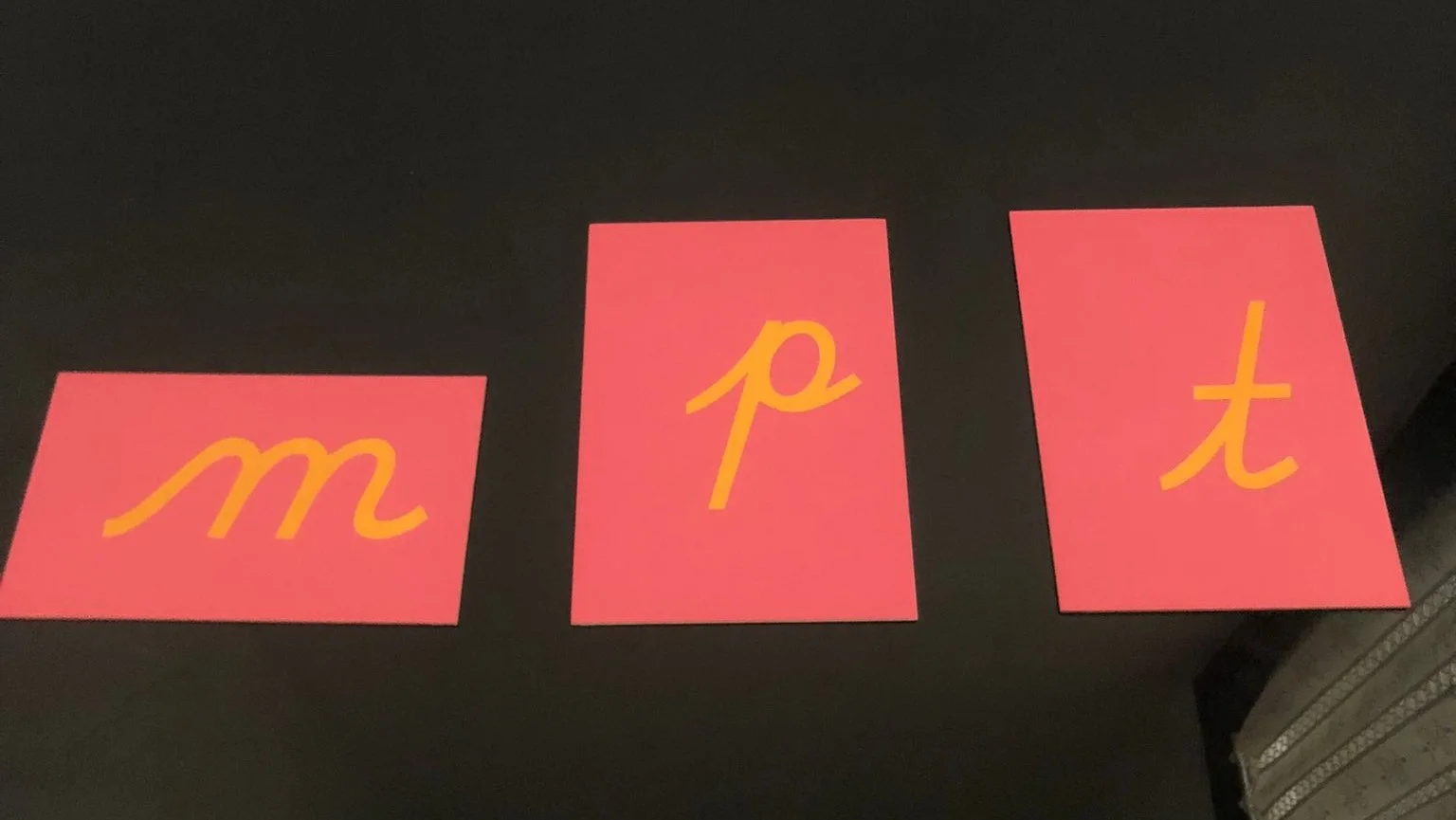 Letras de lija con los caracteres M, P y T.