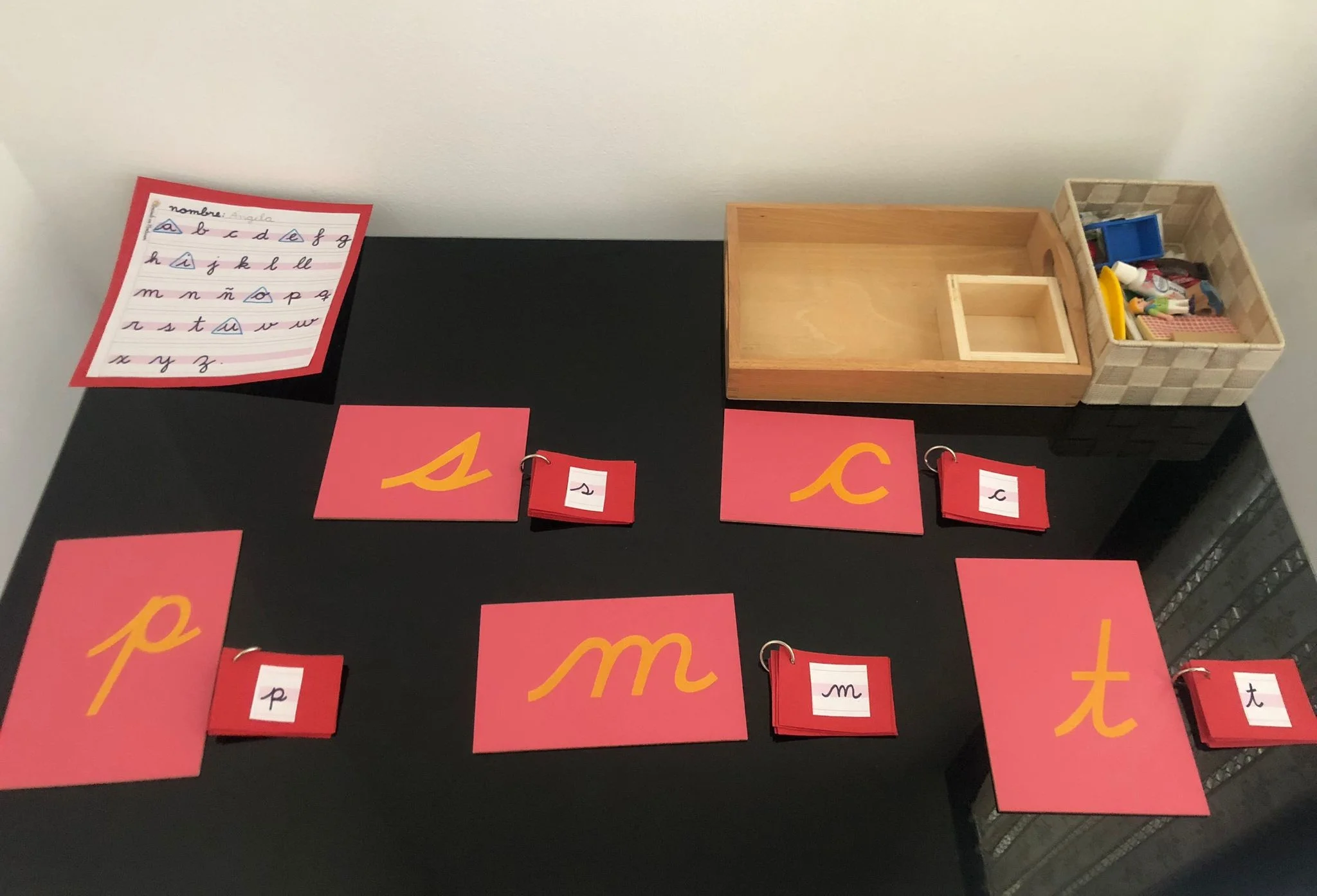 Letras de lija con sus correspondientes tarjetas anilladas.