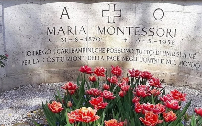 Tumba de Maria Montessori en Noordwijk, Países Bajos. En ella vemos la inscripción "Ruego a mis queridos niños, que todo lo pueden, que se unan a mí por la construcción de la paz entre los hombres y en el mundo". Homenaje al Día Internacional de la Paz.