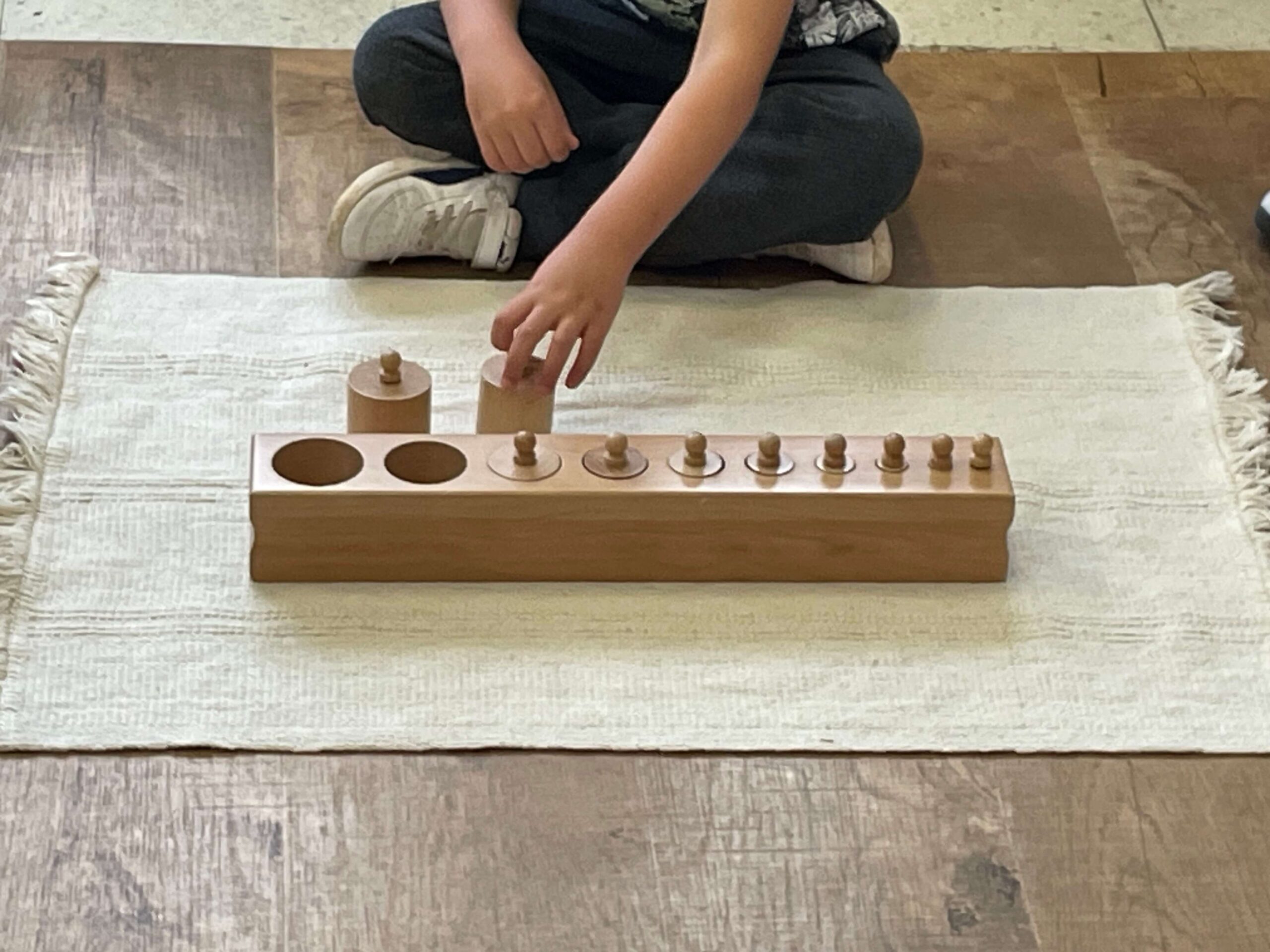 Aprendizaje con Materiales Montessori del área sensorial.