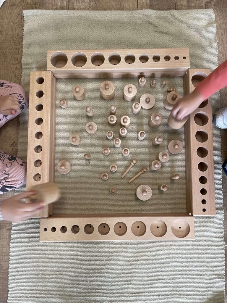 Tapete Montessori para trabajar con los cilindros de botón