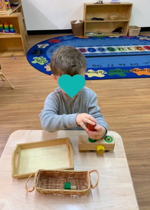 Niño aprende con un material Montessori. Con el Diplomado Montessori, Luz aprendió mucho más que el uso y presentación de materiales.