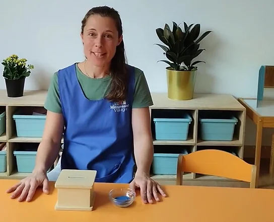 Imagen de Cristina Mertner, alumna del Diplomado que está trabajando en la escuela Montessori Village