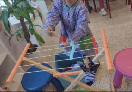 La actividad de tender es una de las icónicas del área de vida práctica en Montessori